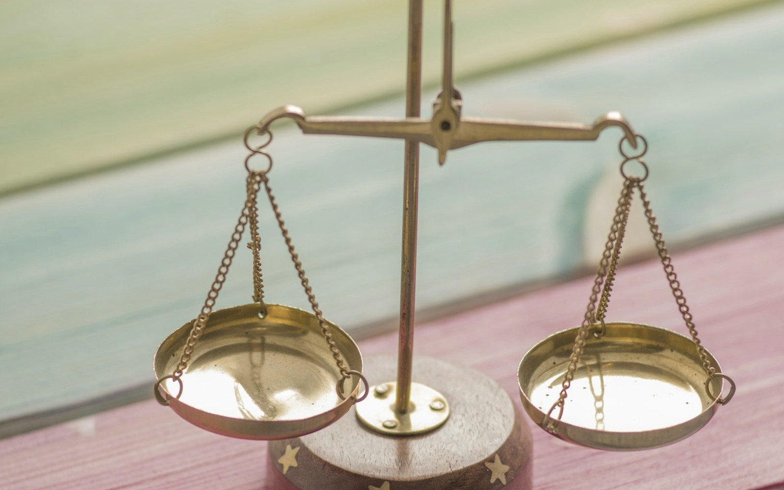 Balance scale representing the valuation and division of a Colombian business in a divorce